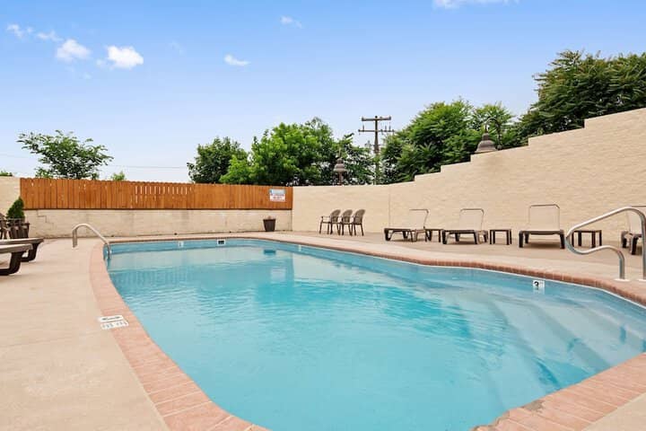 Pool 25 of 37