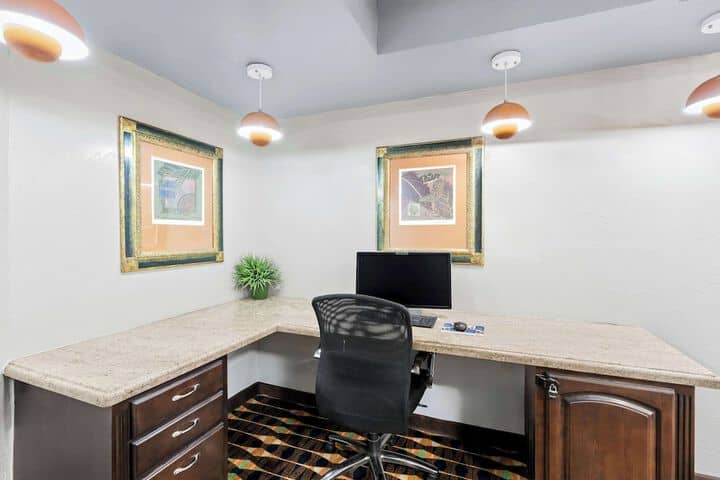 Business Center 44 of 47