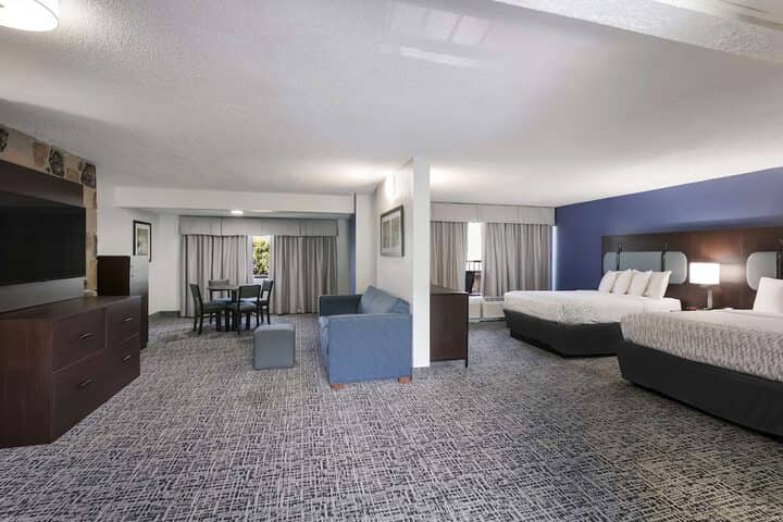 Room 10 of 28